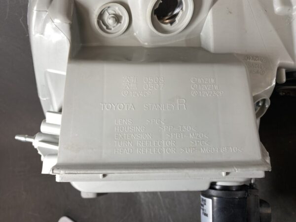 TOYOTA CELSIOR UCF30 UCF31 HID Headlight  50-54 Right Side x1 - Image 4