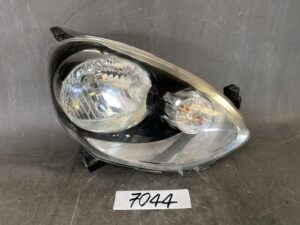 NISSAN MARCH / K13 Genuine Headlight / KOITO 100-17944 / Right Side x1