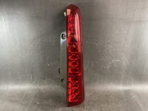 TOYOTA ISIS ANM10 ANM15 Genuine Taillight / KOITO 44-70 / Right Side x1