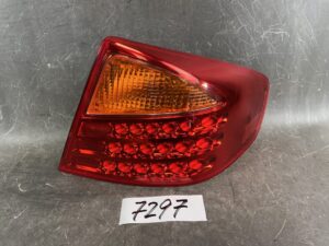NISSAN SKYLINE V35 NV35 PV35 Genuine Taillight / KOITO 220-63622 R / Right Side x1