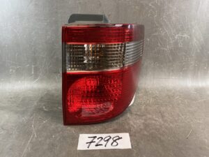 TOYOTA ALPHARD ANH10 ANH15 MNH10 MNH15 Genuine Taillight / KOITO 58-5 / Right Side x1