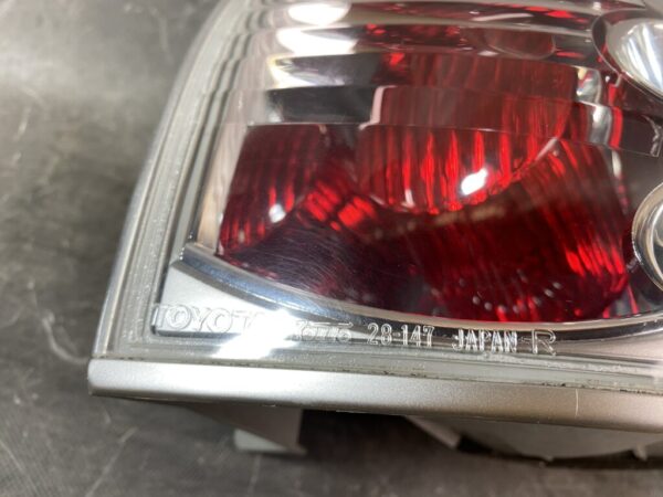 TOYOTA ESTIMA HYBRYD AHR10 AHR10W Taillight 28-147 Right Side x1 - Image 4