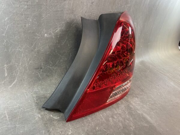 TOYOTA CROWN MAJESTA UZS186 UZS187 Taillight 30-318 Right Side x1 - Image 3