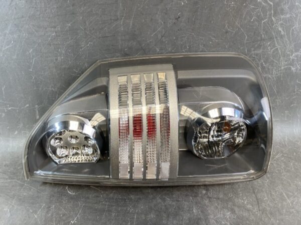 TOYOTA NOAH VOXY ZRR70 ZRR75 Taillight 28-199 Right Side x1 - Image 2