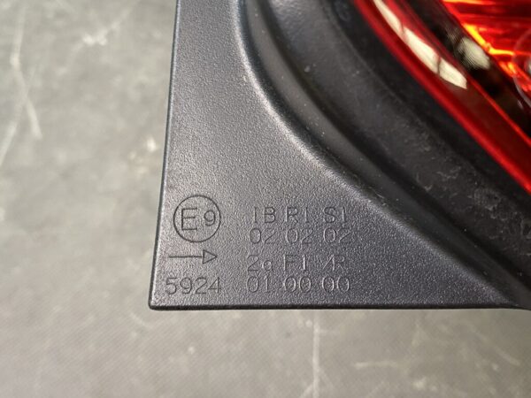 VOLKSWAGEN POLO 6R Genuine Taillight 6R0 945 096 / Right Side x1 - Image 4