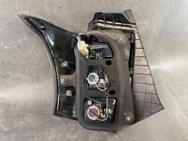 TOYOTA IQ KGJ10 NGJ10 Taillight 74-8 Right Side x1 - Image 6