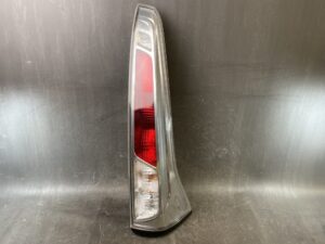 NISSAN SERENA C26 HC26 NC26 HFC26 NC26 FNC26Genuine Taillight / KOITO 220-23096 / Right Side x1
