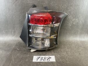 TOYOTA IQ KGJ10 NGJ10 Genuine Taillight / ICHIKOH 74-8 / Right Side x1