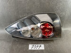 MAZDA PREMACY CW CWEFW CWEAW CWFFW CREW CR3W Genuine Taillight / STANLEY P4830 R / Right Side x1