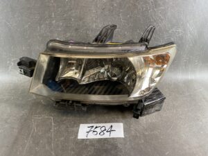 TOYOTA bB QNC20 QNC21 QNC25 Genuine HID Headlight / KOITO B1-2 / Left Side x1