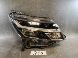 TOYOTA TANK M900A M910A Genuine Headlight / STANLEY W3917 / Right Side x1