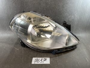 NISSAN TIIDA / TIIDA LATIO C11 NC11 SC11 SNC11 Genuine Headlight / STANLEY P4278 R / Right Side x1
