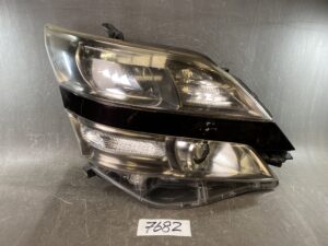 TOYOTA VELLFIRE ANH20 ANH25 GGH20 GGH25 Genuine HID Headlight / ICHIKOH 58-23 / Right Side x1