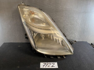 TOYOTA Prius NHW20 Genuine HID Headlight / KOITO 47-24 / Right Side x1