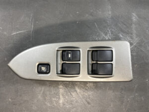Power Window Switch / 2004 MITSUBISHI COLT Z25A / OMRON MR587786 C8D-D362M 13Z3D1 / FRONT DOOR