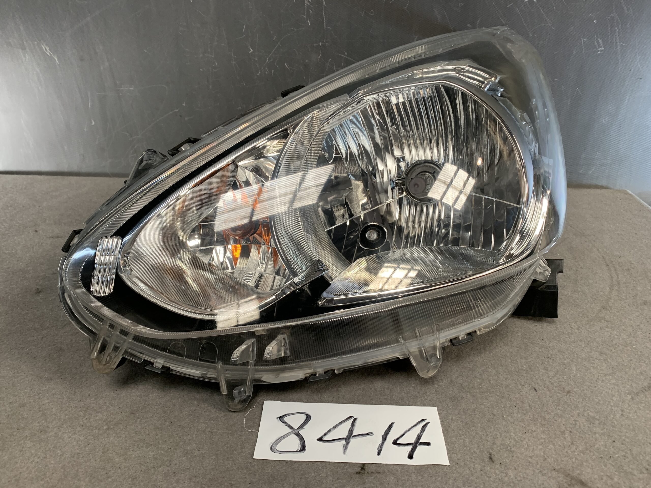 MITSUBISHI MIRAGE A05A A03A Genuine Headlight / STANLEY W0504 / Left Side x1
