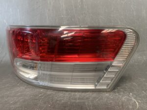 TOYOTA AVENSIS Genuine Taillight / Valeo 05-20 R1-S1 / Right Side x1