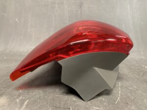 Toyota Wish ZNE10G Genuine Taillight / ICHIKOH 68-14/ Right Side x1