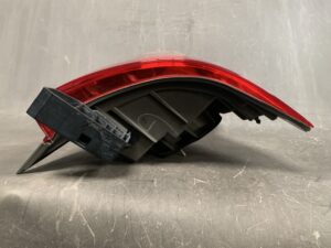 Toyota Wish ZNE10G Genuine Taillight / ICHIKOH 68-14/ Right Side x1