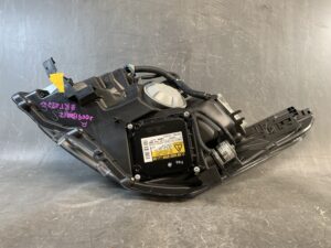 Toyota Avensis ZRT272W Genuine HID Headlight KOITO 05-13