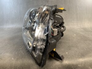 Toyota Avensis ZRT272W Genuine HID Headlight KOITO 05-13