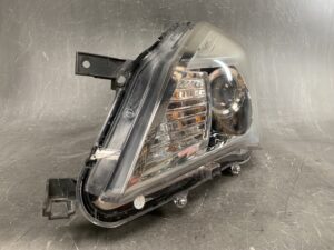 MITSUBISHI DELICA MB15 Genuine Headlight LE10G6223 Left Side x1
