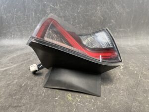 TOYOTA PRIUS ZVW50 Genuine Taillight ICHIKOH 47-87 47-77 Right Side x1