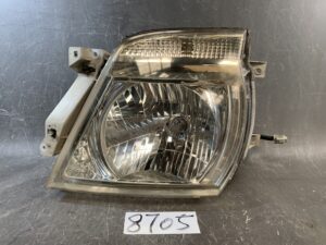 NISSAN CARAVAN E25 Genuine Headlight KOITO 100-24880 Left Side x1