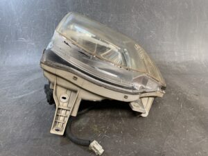 ISUZU COMO JVWE25 Genuine Headlight KOITO 100-24880 Left Side x1