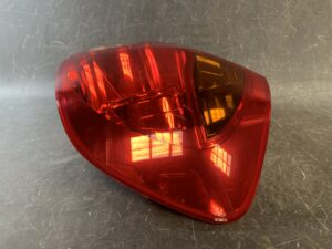 MAZDA VERISA DC5W Genuine Taillight STANLEY P4417 Right Side x1 (Cracked)