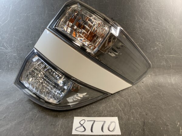 TOYOTA VELLFIRE ANH20 ANH25 GGH20 GGH25 Taillight 58-28 Right Side x1 » JDM-PARTS NZ