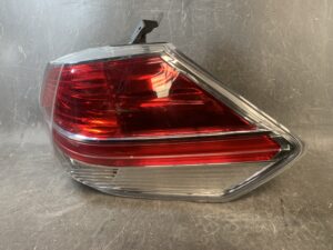 NISSAN XTRAIL NT32 Genuine Taillight KOITO 220-17939 Right Side x1
