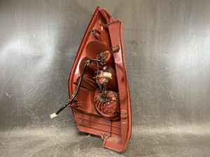 （破損あり・修復済み）MAZDA PREMACY CREW Genuine Taillight STANLEY P4830 R Right Side x1