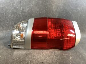 TOYOTA GRAND HIACE KCH10W Genuine Taillight KOTO 26-98 Left Side x1
