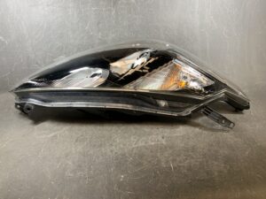 TOYOTA SIENTA NSP170 Genuine Headlight KOITO 52-282 Right Side x1