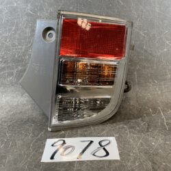 TOYOTA ISIS ANM10 ZNM10 ANM15 Taillight Crear Type 44-64 Right Side x1