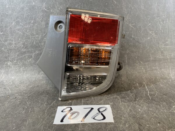 TOYOTA ISIS ANM10 ZNM10 ANM15 Taillight Crear Type 44-64 Right Side x1 » JDM-PARTS NZ