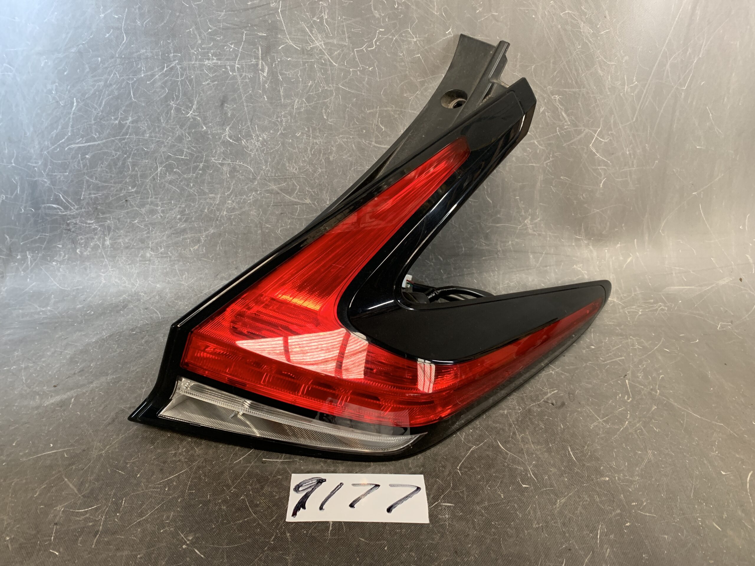 (重複)NISSAN LEAF ZE1 Genuine Taillight / ICHIKOH D212 / Right Side x1
