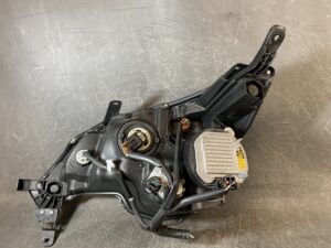 TOYOTA PORTE SPADE NSP140 NCP141 NCP145 Genuine Headlight KOITO 52-261 RIGHT Side x1