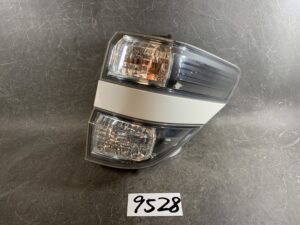 TOYOTA VELLFIRE ANH20 ANH25 GGH20 GGH25 Taillight 58-28 Right Side x1