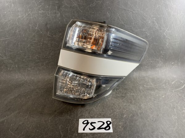 TOYOTA VELLFIRE ANH20 ANH25 GGH20 GGH25 Taillight 58-28 Right Side x1 » JDM-PARTS NZ