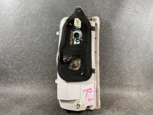 NISSAN ELGRAND E51 ME51 MNE51 NE51 Genuine Taillight / ICHIKOH D005 / Right Side x1