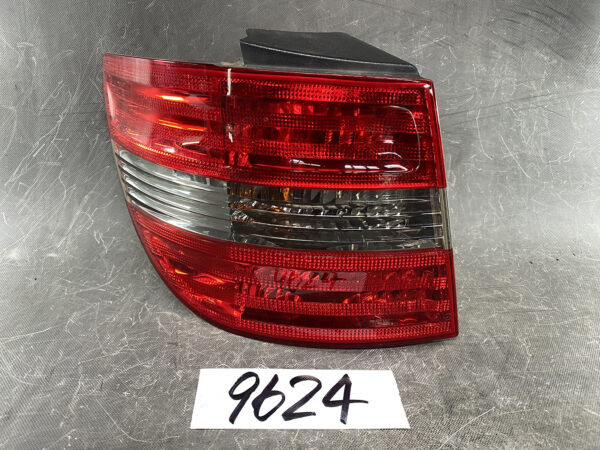 Mercedes-Benz B-Class Genuine Taillight A169 820 25 64 Q11 Left Side x1
