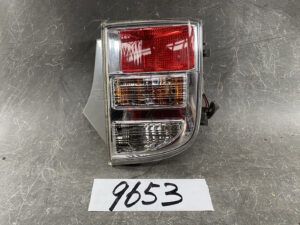 TOYOTA ISIS ANM10 ZNM10 Taillight Crear Type 44-64 Right Side x1