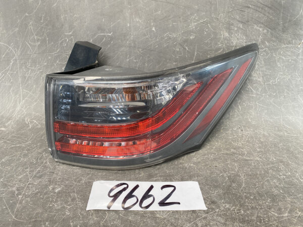 LEXUS CT ZWA10 Genuine Taillight KOITO 76-15 Right Side x1