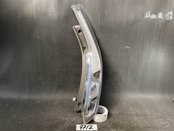 NISSAN LEAF AZE0 Genuine Taillight ICHIKOH D115 Right Side x1 *CRACKED*