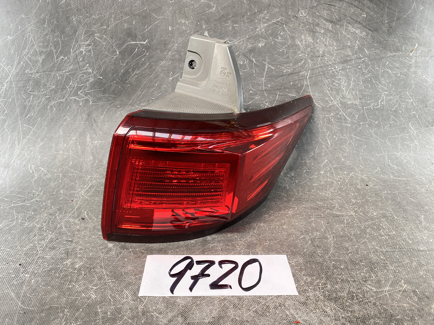 xxxx NISSAN ELGRAND E52 Genuine Taillight STANLEY P8503 Right Side x1