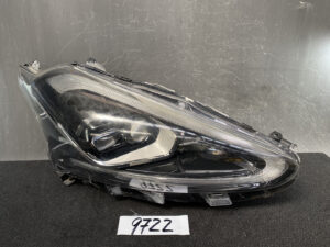 TOYOTA SIENTA HYBRID NHP170 Headlight 52-289 Right Side x1