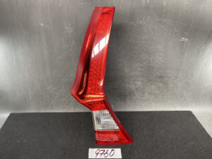 VOLVO XC70 V70  Genuine Taillight 31265457 Left Side x1