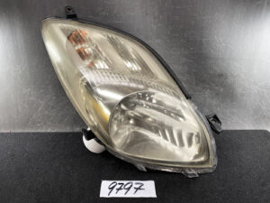 TOYOTA VITZ YARIS P90 P95 Genuine HID Headlight 52-183 Right Side x1